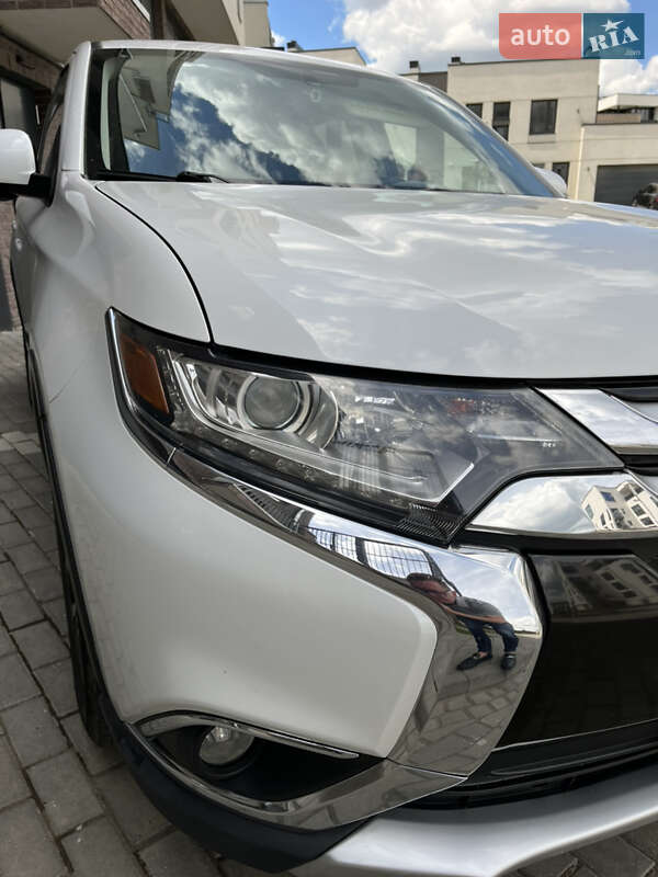 Внедорожник / Кроссовер Mitsubishi Outlander 2015 в Львове