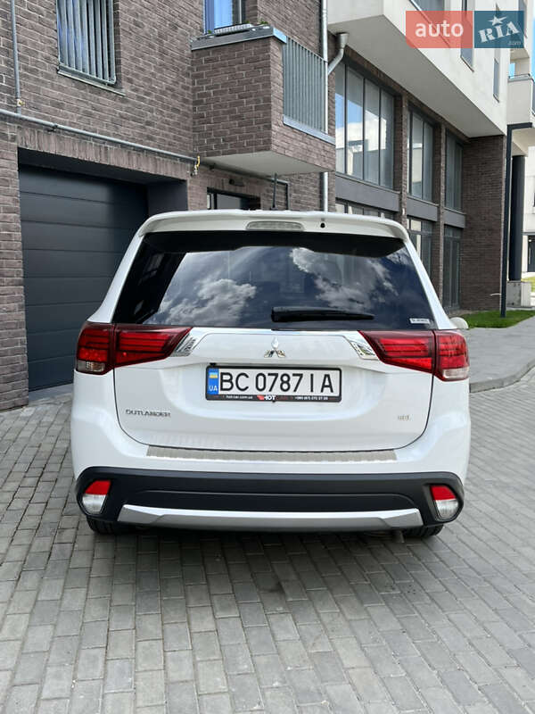 Внедорожник / Кроссовер Mitsubishi Outlander 2015 в Львове