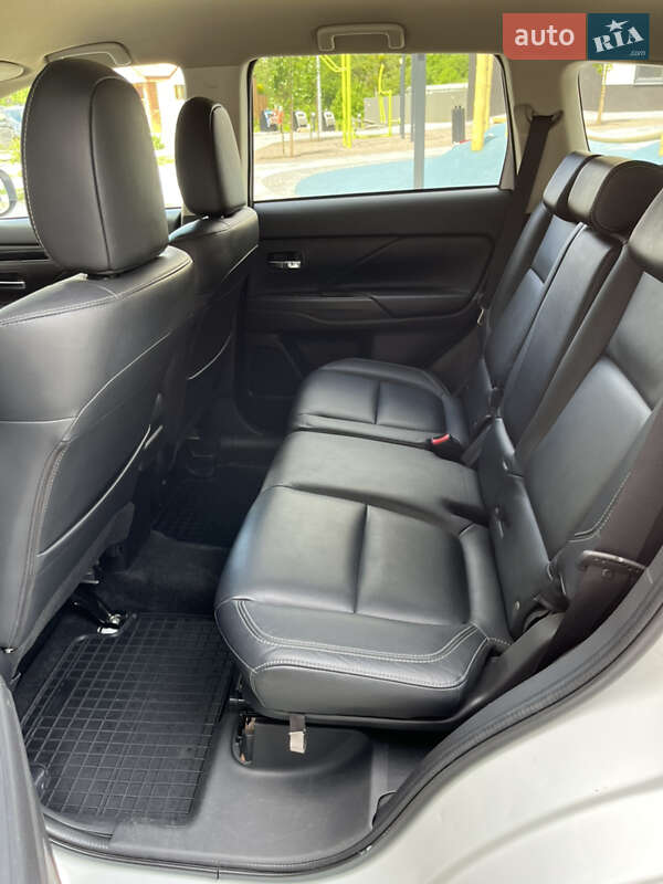 Внедорожник / Кроссовер Mitsubishi Outlander 2015 в Львове