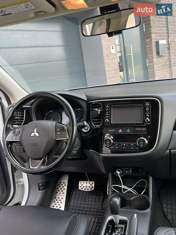 Внедорожник / Кроссовер Mitsubishi Outlander 2015 в Львове