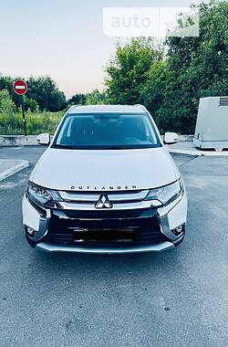 Внедорожник / Кроссовер Mitsubishi Outlander 2017 в Василькове