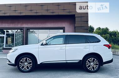 Внедорожник / Кроссовер Mitsubishi Outlander 2017 в Василькове