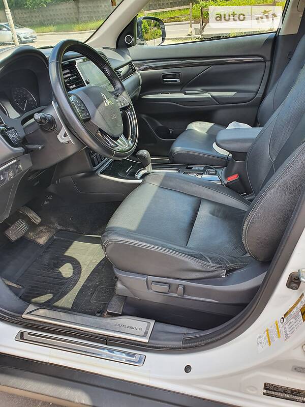 Позашляховик / Кросовер Mitsubishi Outlander 2017 в Києві