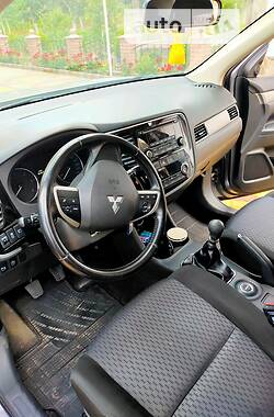 Позашляховик / Кросовер Mitsubishi Outlander 2013 в Чернівцях