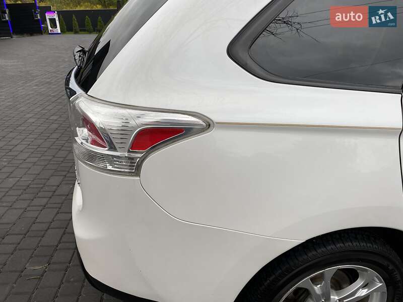 Позашляховик / Кросовер Mitsubishi Outlander 2013 в Києві