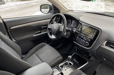 Внедорожник / Кроссовер Mitsubishi Outlander 2017 в 