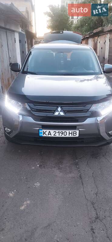 Позашляховик / Кросовер Mitsubishi Outlander 2017 в Києві