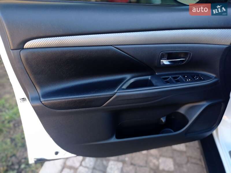 Позашляховик / Кросовер Mitsubishi Outlander 2013 в Чернівцях