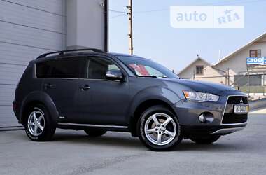Внедорожник / Кроссовер Mitsubishi Outlander 2012 в 