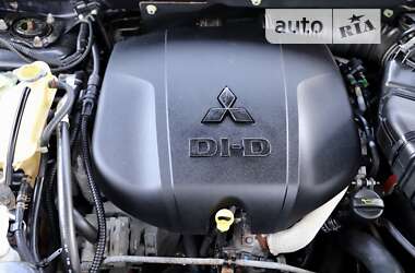 Внедорожник / Кроссовер Mitsubishi Outlander 2012 в 