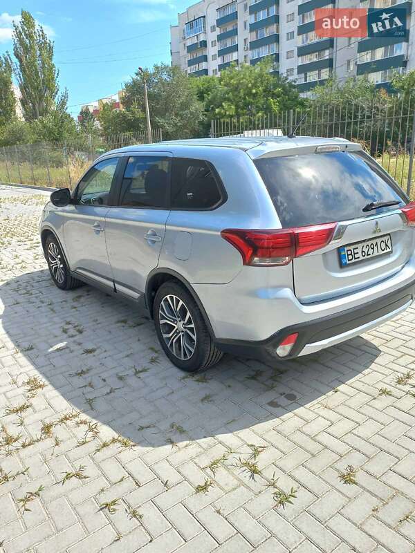 Внедорожник / Кроссовер Mitsubishi Outlander 2015 в Николаеве