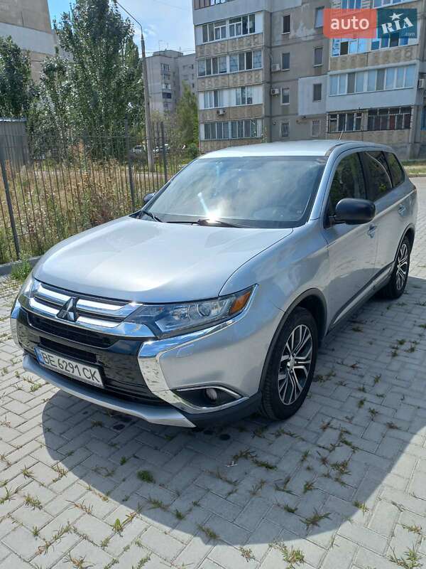 Внедорожник / Кроссовер Mitsubishi Outlander 2015 в Николаеве