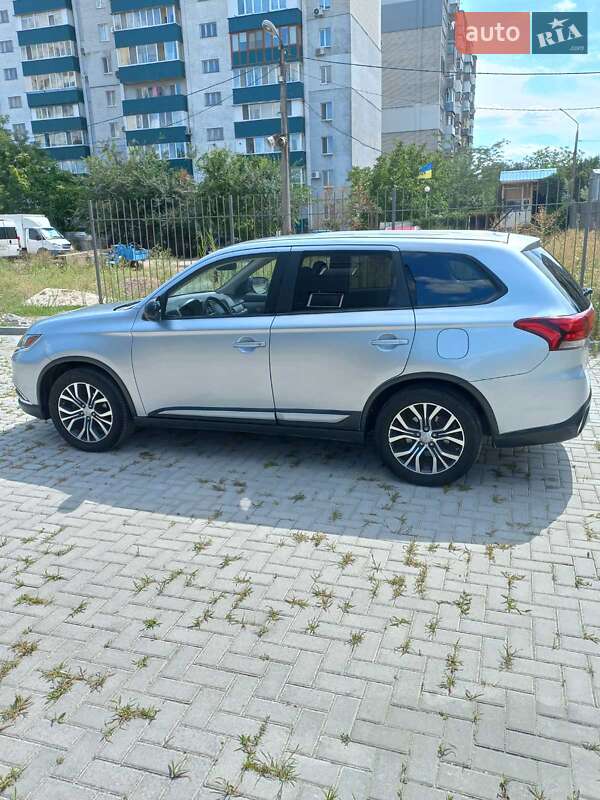 Внедорожник / Кроссовер Mitsubishi Outlander 2015 в Николаеве