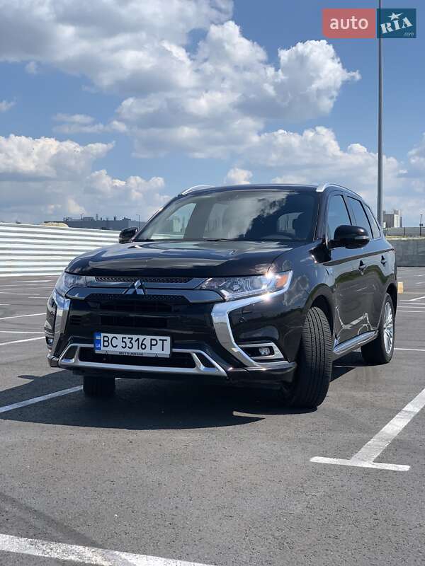 Внедорожник / Кроссовер Mitsubishi Outlander 2019 в 