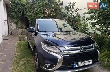 Внедорожник / Кроссовер Mitsubishi Outlander 2017 в 