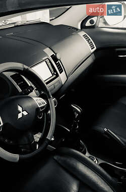 Внедорожник / Кроссовер Mitsubishi Outlander 2009 в Рафаловке