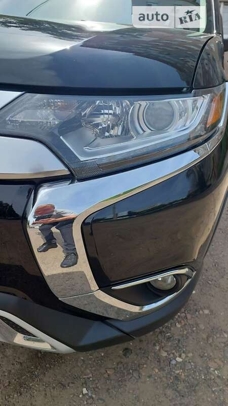 Внедорожник / Кроссовер Mitsubishi Outlander 2015 в Львове