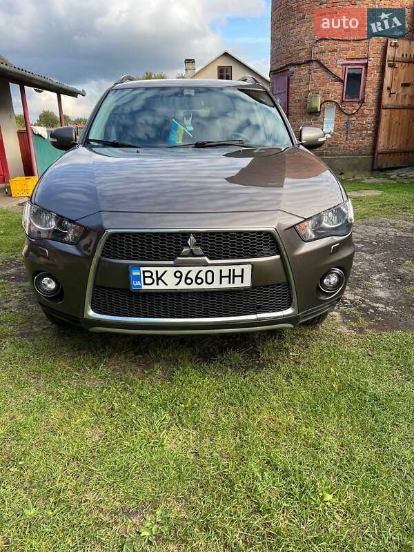 Внедорожник / Кроссовер Mitsubishi Outlander 2011 в Бродах