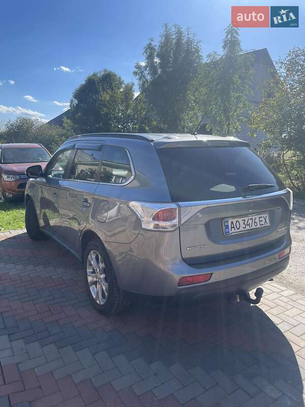 Внедорожник / Кроссовер Mitsubishi Outlander 2012 в Иршаве