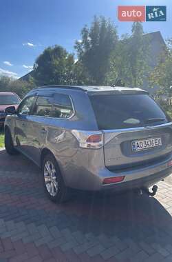 Внедорожник / Кроссовер Mitsubishi Outlander 2012 в 