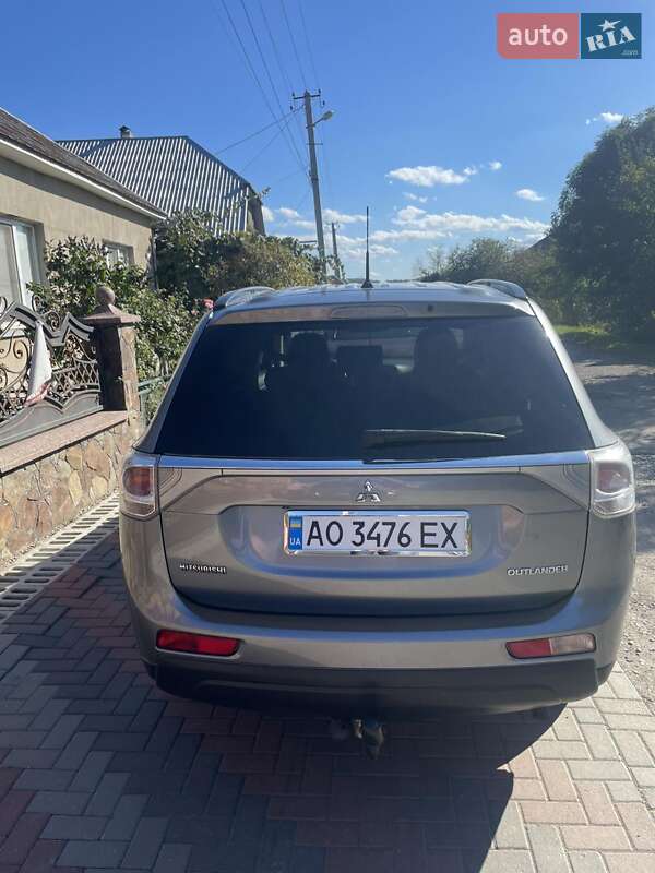 Внедорожник / Кроссовер Mitsubishi Outlander 2012 в Иршаве