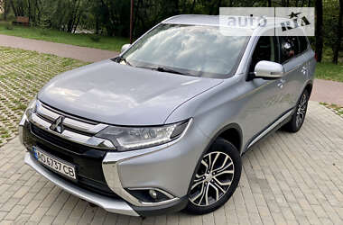 Внедорожник / Кроссовер Mitsubishi Outlander 2017 в 