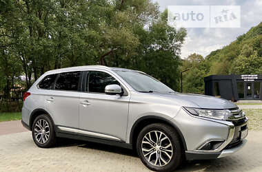Внедорожник / Кроссовер Mitsubishi Outlander 2017 в 