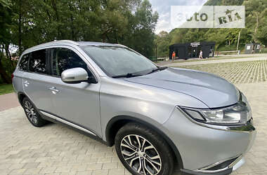 Внедорожник / Кроссовер Mitsubishi Outlander 2017 в 