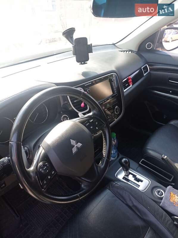 Внедорожник / Кроссовер Mitsubishi Outlander 2015 в Каменке