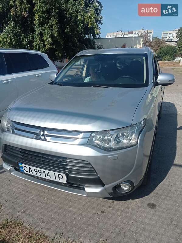 Внедорожник / Кроссовер Mitsubishi Outlander 2015 в Каменке
