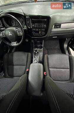 Позашляховик / Кросовер Mitsubishi Outlander 2016 в Києві