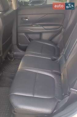 Внедорожник / Кроссовер Mitsubishi Outlander 2013 в 