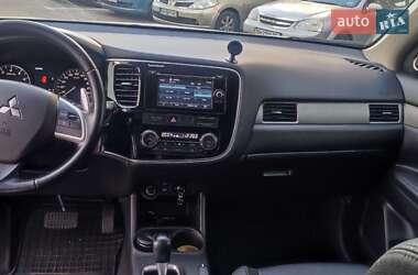 Внедорожник / Кроссовер Mitsubishi Outlander 2013 в 