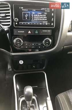 Внедорожник / Кроссовер Mitsubishi Outlander 2017 в 