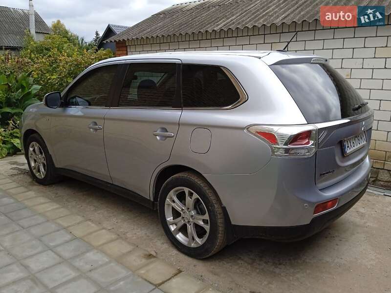 Внедорожник / Кроссовер Mitsubishi Outlander 2013 в Харькове