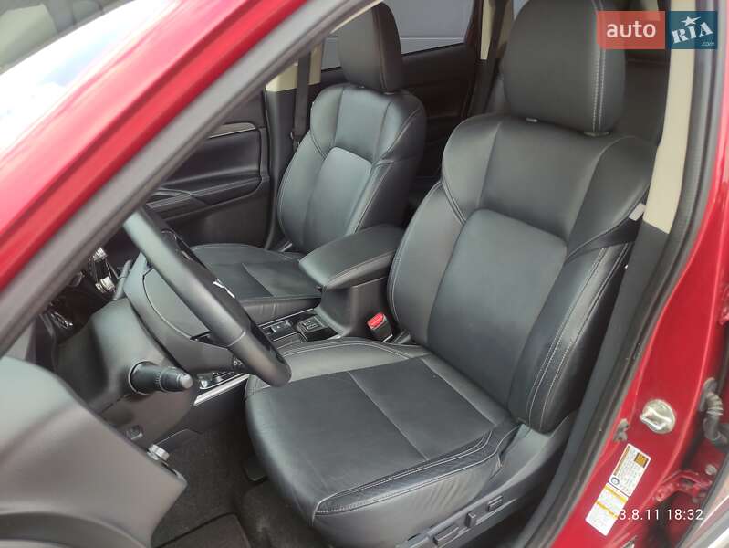 Внедорожник / Кроссовер Mitsubishi Outlander 2019 в Киеве
