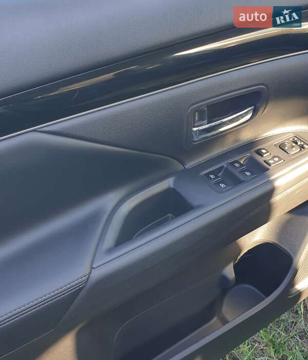 Внедорожник / Кроссовер Mitsubishi Outlander 2019 в Долинской