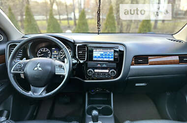 Внедорожник / Кроссовер Mitsubishi Outlander 2013 в 