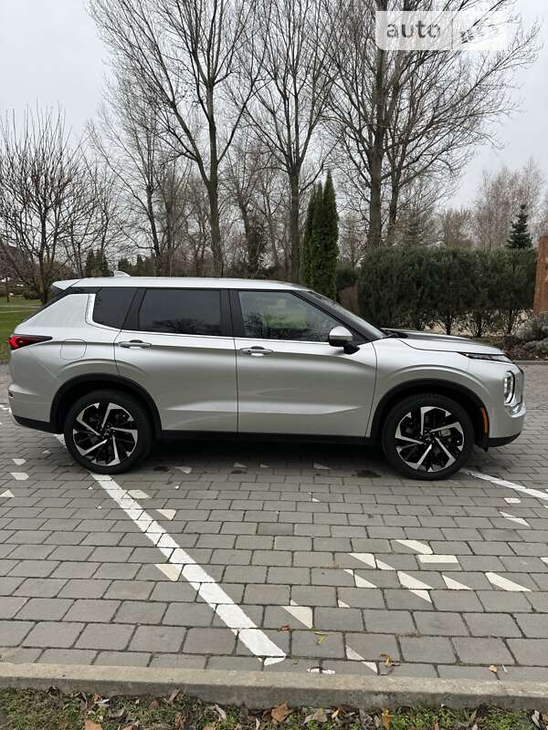 Внедорожник / Кроссовер Mitsubishi Outlander 2023 в Днепре