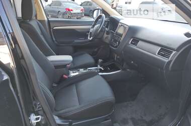 Внедорожник / Кроссовер Mitsubishi Outlander 2017 в 