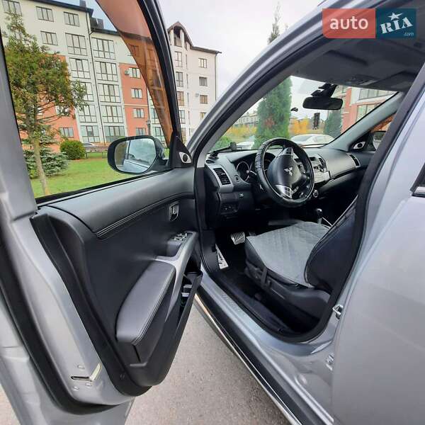 Внедорожник / Кроссовер Mitsubishi Outlander 2011 в Ровно