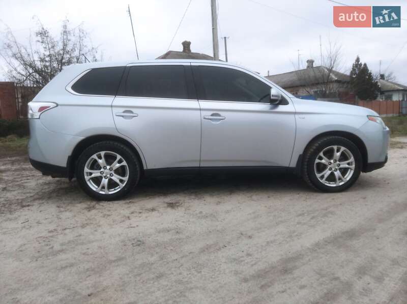 Внедорожник / Кроссовер Mitsubishi Outlander 2013 в Харькове