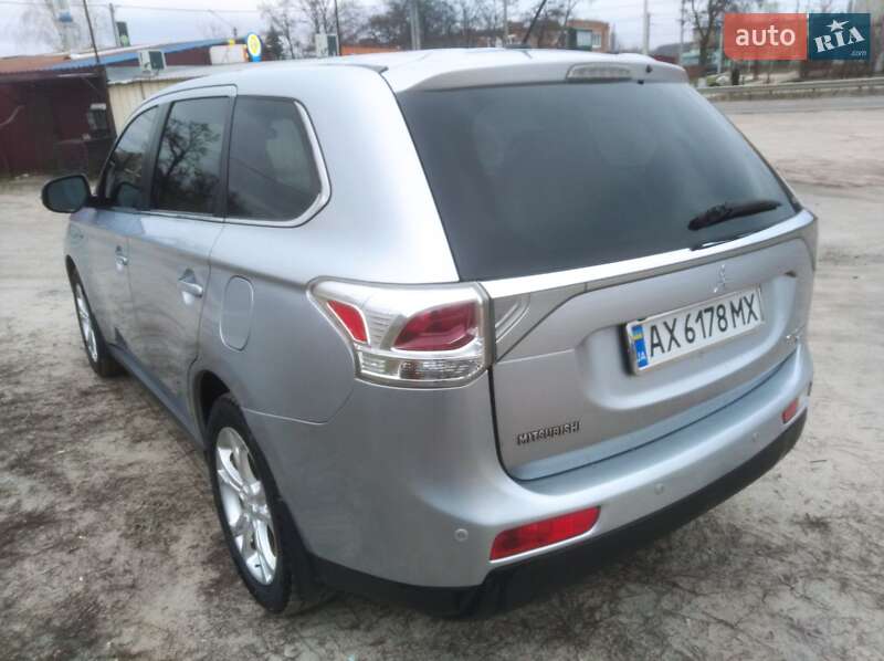 Внедорожник / Кроссовер Mitsubishi Outlander 2013 в Харькове