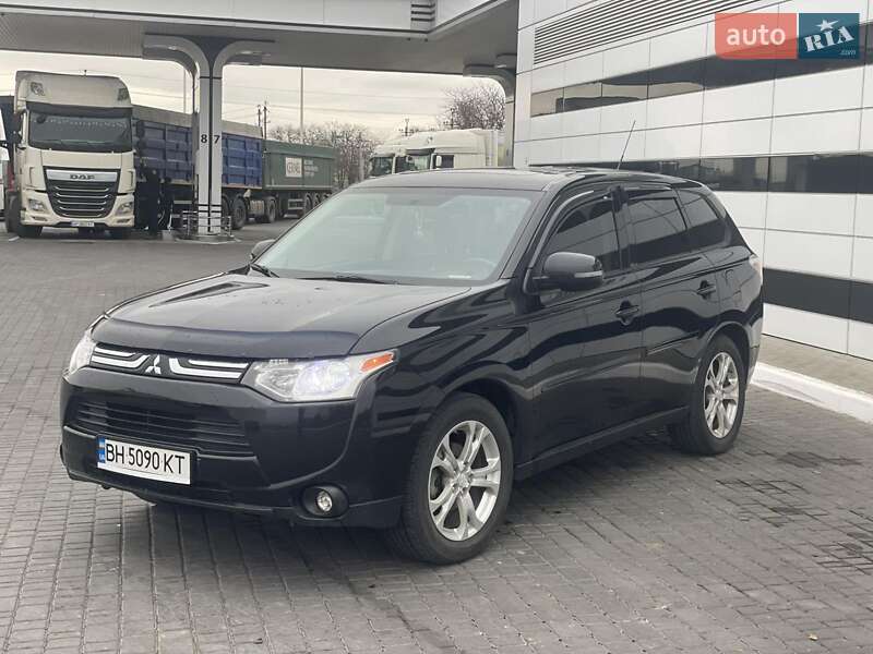 Внедорожник / Кроссовер Mitsubishi Outlander 2013 в 