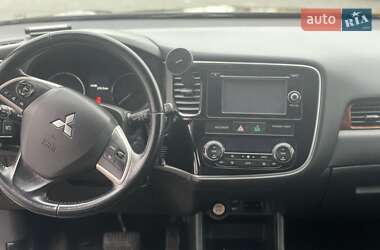 Внедорожник / Кроссовер Mitsubishi Outlander 2013 в 