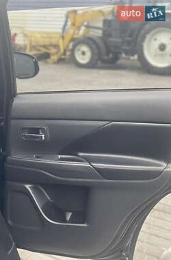 Внедорожник / Кроссовер Mitsubishi Outlander 2013 в 