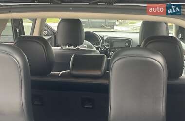 Внедорожник / Кроссовер Mitsubishi Outlander 2013 в 