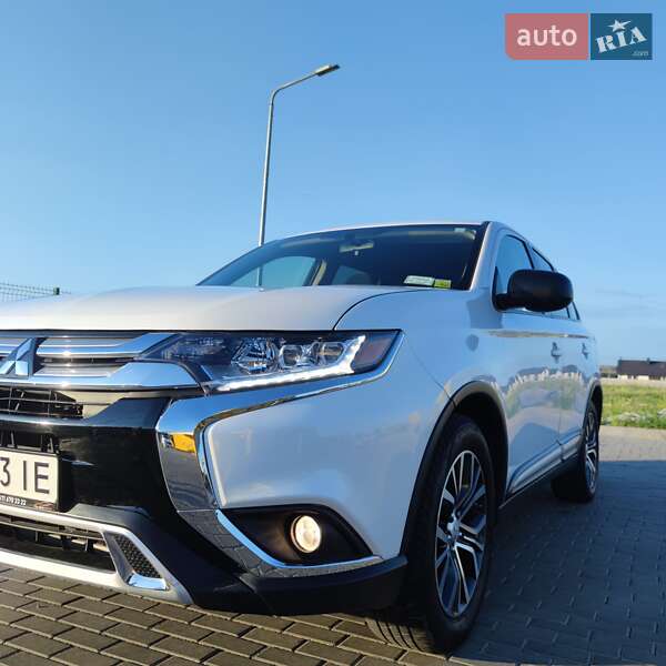 Внедорожник / Кроссовер Mitsubishi Outlander 2017 в 