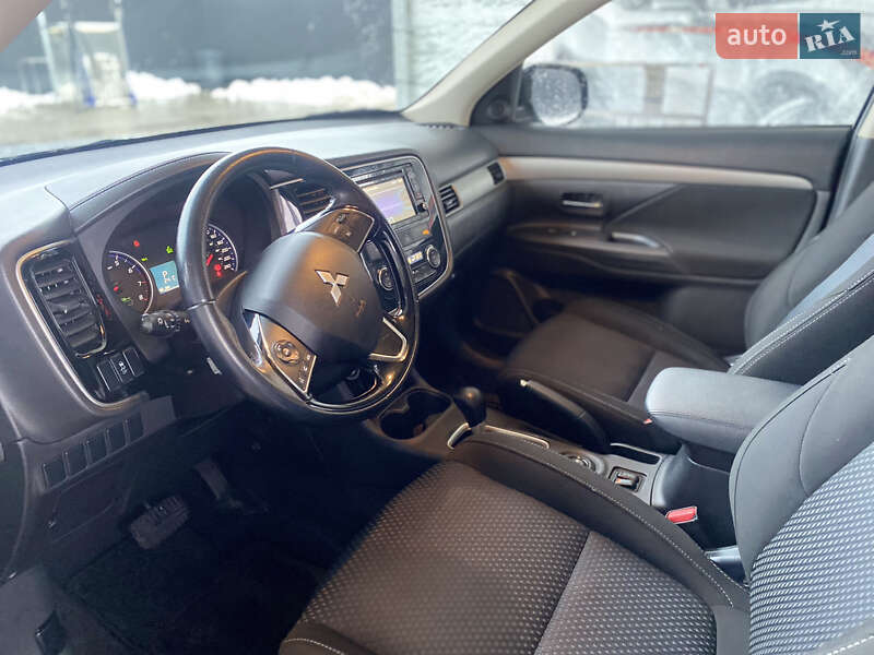 Позашляховик / Кросовер Mitsubishi Outlander 2016 в Львові