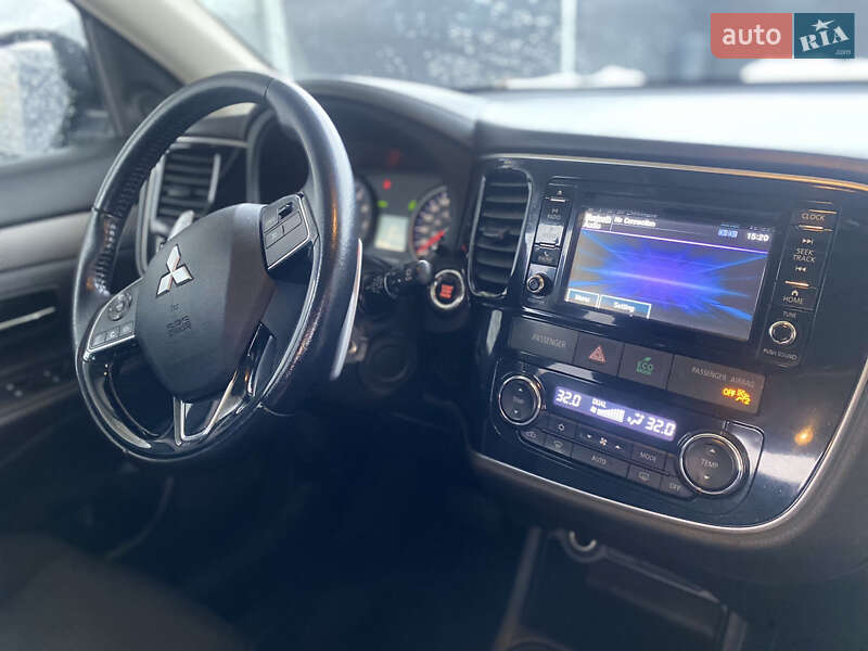 Позашляховик / Кросовер Mitsubishi Outlander 2016 в Львові
